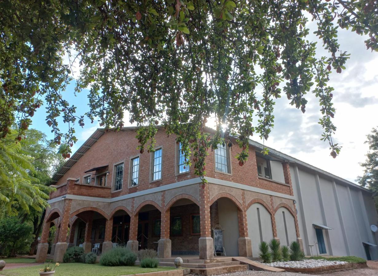 Tsumeb Theater Guesthouse Ngoại thất bức ảnh