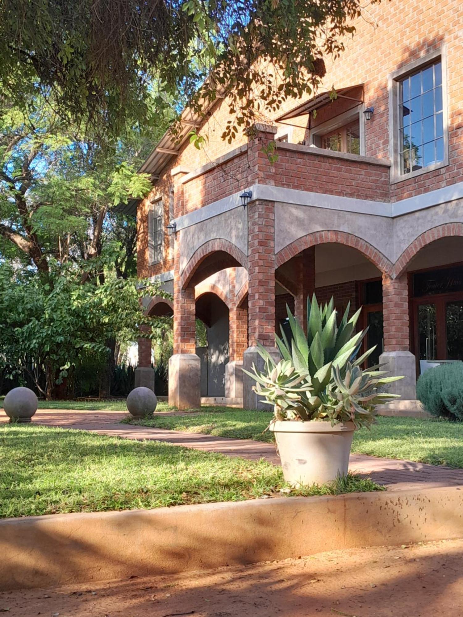 Tsumeb Theater Guesthouse Ngoại thất bức ảnh